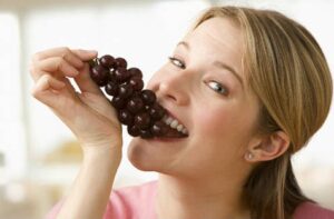How Many Calories Are in 10 Grapes? Nutrition Facts & Health Benefits 3 10 grapes calorie comparison showing serving size and calorie count of grapes