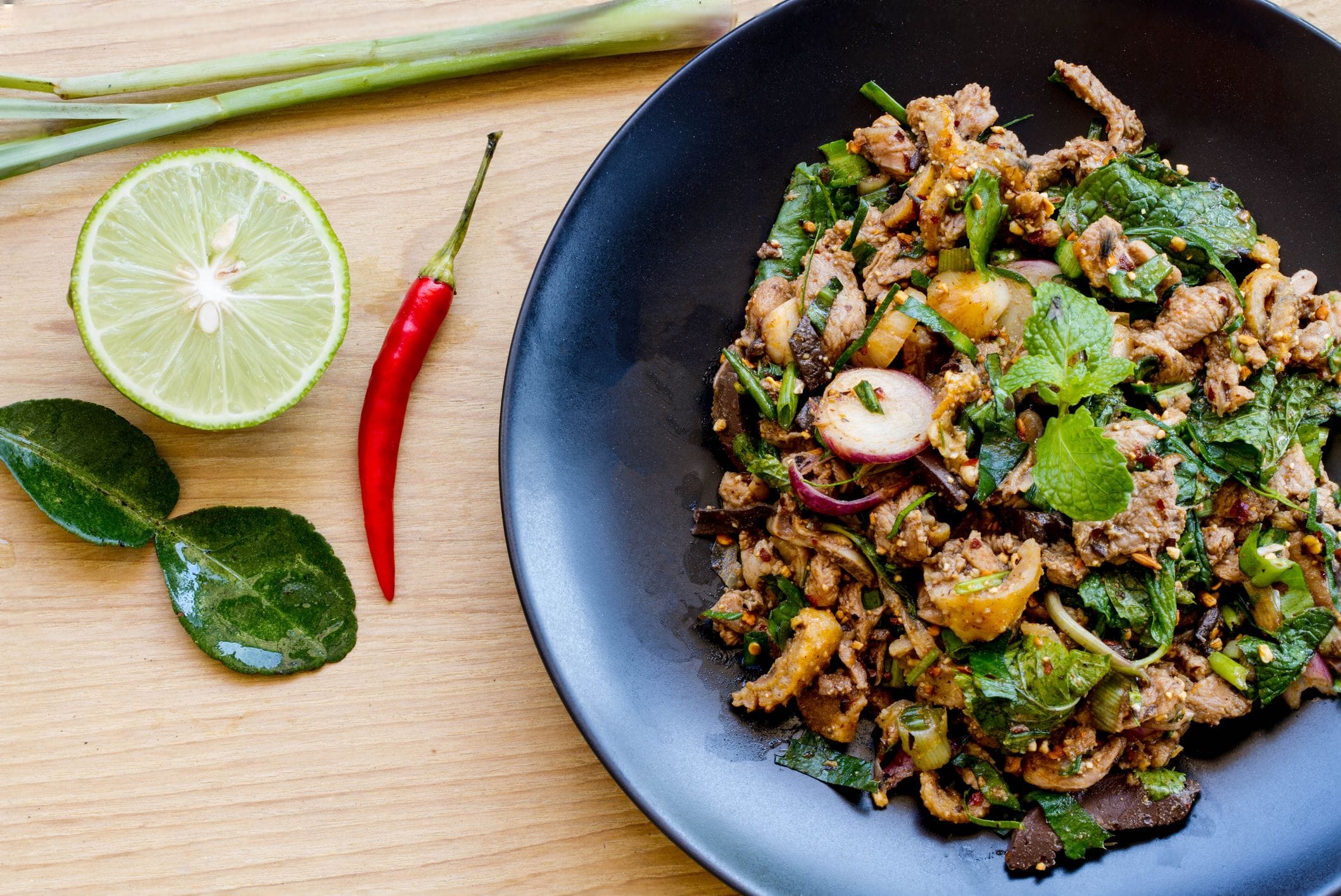 Calories Thai Food: Low-Calorie Dishes & Smart Ordering 2 Calories Thai food comparison chart showing low and high calorie Thai dishes