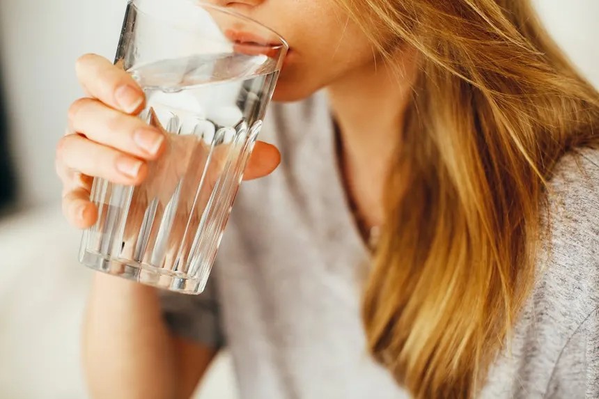How Drinking Water Can Help You Lose Weight Faster and Naturally 1 Woman drinking water to support healthy weight loss and hydration