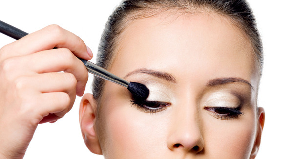 How to apply smokey eye makeup finished look on woman