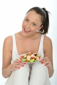 Chicken Breast Low in Calories: Why It’s a Top Lean Protein 2 woman showing plate with grilled chicken breast low calorie balanced meal