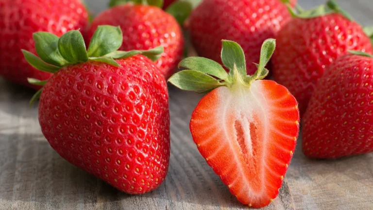 Fresh strawberries illustrating how many calories are in a strawberry